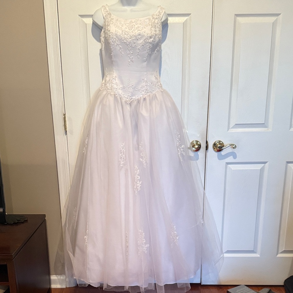 Elegant Forever Young Wedding Gown. Sleeveless with appliqués